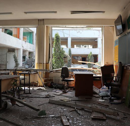 Uma escola de inglês no distrito de Saltivka foi atingida esta semana. Uma mulher morreu. Foto: Stefan Weichert/Estadão