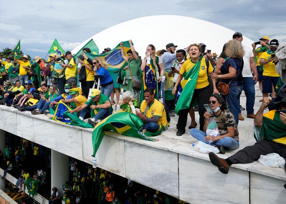 Extremistas invadem e depedram Congresso Nacional, Palácio do Planalto e Supremo Tribunal Federal em Brasília