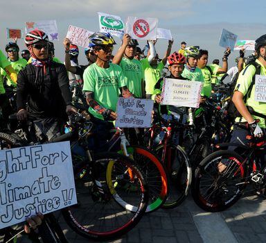 Ativistas participaram de uma volta ciclística em solidariedade ao Movimento Global Por Justiça Climática, em Manila, nas Filipinas.