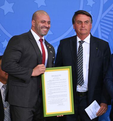 Daniel Silveira e o presidente Jair Bolsonaro durante ato de apoio ao deputado no Planalto no fim de abril.