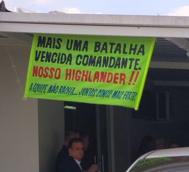 Faixa estendida na frente da residência do ex-comandante do Exército, general Eduardo Villas Bôas, em Brasília