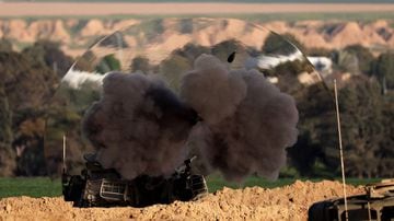 Onda de choque é vista quando artilharia autopropulsada de Israel dispara um tiro em direção à Faixa de Gaza.