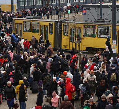 Ucranianos lotam estação ferroviária 
de Lviv à espera de trem para a Polônia