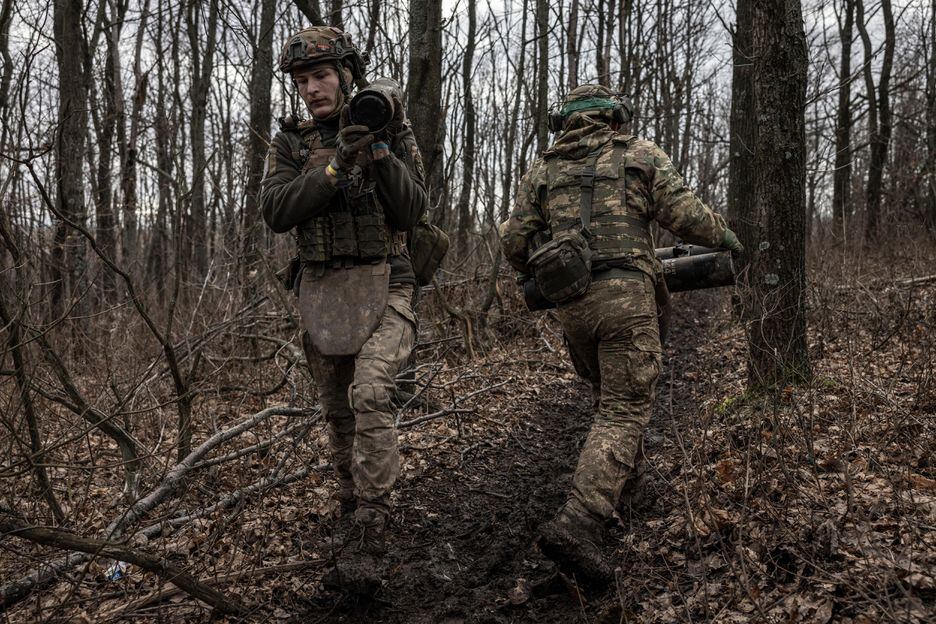 À medida que a guerra entra no seu terceiro ano, os ucranianos enfrentam mais dificuldades no conflito