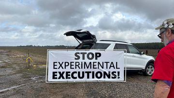 Manifestantes contra a pena de morte colocam cartaz contra a prática próximo de onde ocorreu a execução de Kenneth Smith, em Atmore, Alabama.  