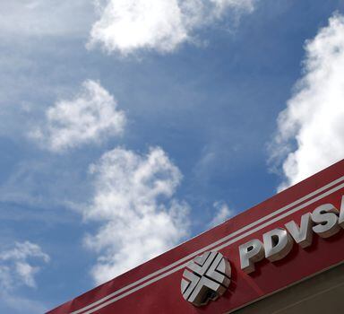 A PDVSA éa principal empresa da Venezuela e produz menos de 2 milhões de barris de petróleo por dia