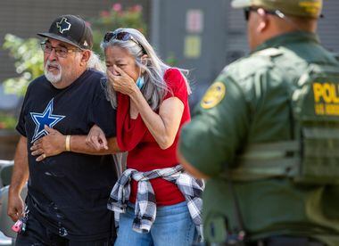 Mulher chora ao deixar centro cívico de Uvalde, no Texas, onde um atirador matou 21 pessoas, 19 delas crianças