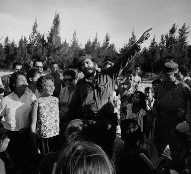 A política de nacionalização (que incluiu a Reforma Agrária) de Fidel estabeleceu rivalidades com os Estados Unidos, o que resultou em uma aproximação com a União Soviética, que passou a comprar açúcar cubano. Como consequência, Cuba passou a sofrer embargo econômico norte-americano. Em 1961, Fidel declarou Cuba como Estado socialista.