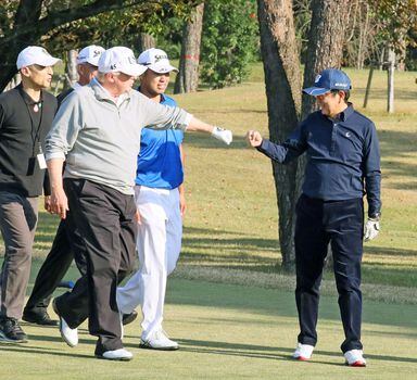 Trump joga partida de golfe com Shinzo Abe, primeiro-ministro japonês