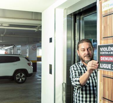 Roger Prospero, síndico do Magic Condominium Resort, em Santo Amaro: cartazes estimulam que sejam denunciados casos de violência