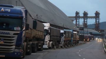 Fila no porto de Santos em janeiro; empresas estão com dificuldade para importar componentes. Foto: Fernanda Luz/Estadão - 5/1/2022