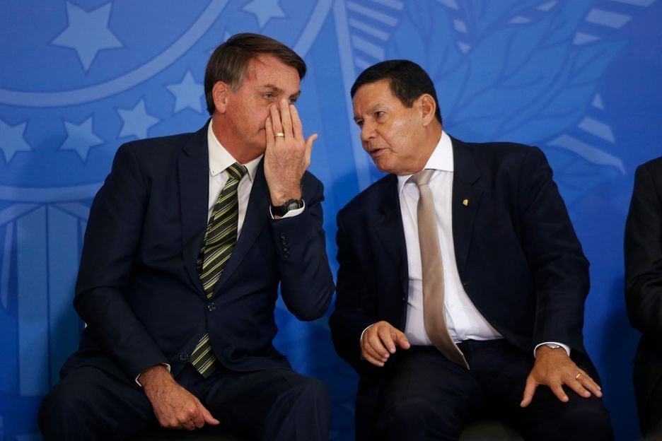 O presidente Jair Bolsonaro e o vice presidente, Hamilton Mourão, na posse do então ministro da Justiça, André Mendonça, em 2020; relação de Mourão com Bolsonaro ao longo do governo não foi serena, mas ambos se reaproximaram no período eleitoral