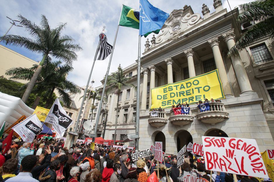  O dia 11 tratava-se de democracia, e o Brasil sabe muito bem o que é ditadura e o que é democracia.