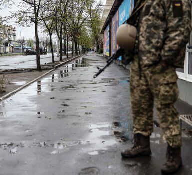A soldiers stands in a street in Severodonetsk, in eastern Ukraine's Donbass region, on April 13, 2022 as Russian troops intensified a campaign to take the strategic port city of Mariupol, part of an anticipated massive onslaught across eastern Ukraine. (Photo by RONALDO SCHEMIDT / AFP)