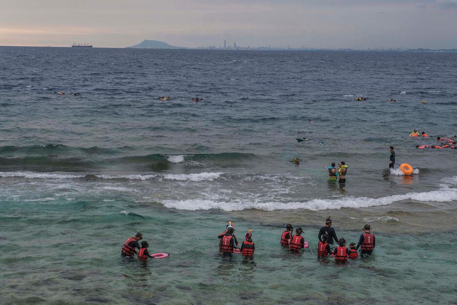 Turistas mergulham em Liuqiu, uma ilha perto da costa sudoeste de Taiwan, a menos de 10 quilômetros dos exercícios militares da China 