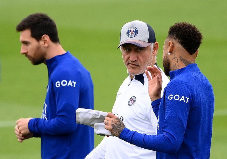 Neymar conversa com o técnico Christophe Galtier antes da partida pela Champions League