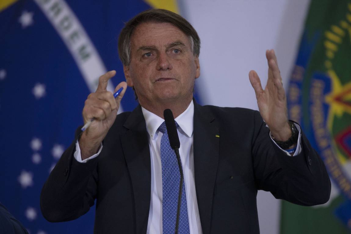Bolsonaro diz que militares devem se preparar contra ‘obscurantismo’