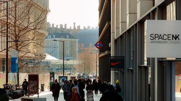 Granary Square, uma área comercial em Londres, este mês. As empresas britânicas têm lidado com altos custos, incertezas na cadeia de suprimentos e confiança vacilante dos consumidores