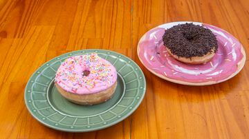 Donuts em pratinhos coloridos. Foto: TABA BENEDICTO