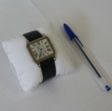 Relógio de pulso da marca Cartier, com pulseira em couro preto, fecho em ouro branco 18K e prata 750; coroa arrematada com uma padra azul lapidada, safira
