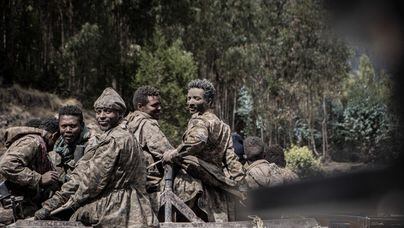 Membros da Força de Defesa Nacional da Etiópia (ENDF) são vistos em um caminhão em Shewa Robit, Etiópia, em 5 de dezembro de 2021. Foto: Amanuel Sileshi/AFP