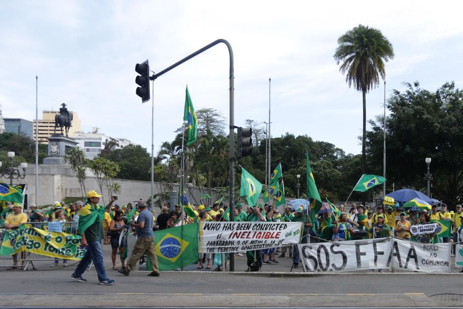 Apoiadores do presidente Bolsonaro se aglomeraram no Comando Militar do Leste, no Rio