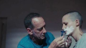 
 Em "Titane", Chefe dos Bombeiros da França (Vincent Lindon) acolhe uma psicopata (Agathe Rousselle) acreditando ser a criança que ele perdeu há anos  . Foto: Estadão