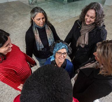 A professora Adriana Muniz, no centro, participou de um grupo de apoio quando foi diagnosticada com câncer de mama