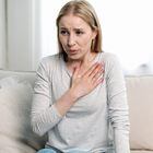 worried woman feeling cardiac pain and difficulty breathing. Foto: brizmaker/Adobe Stock 