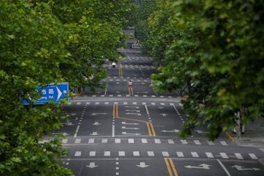 Ruas vazias de uma Xangai parcialmente fechada e com sua economia limitada pelas políticas anticovid. Foto: Aly Song/Reuters