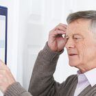 Confused Senior Man With Dementia Looking At Wall Calendar. Foto: highwaystarz/Adobe Stock 