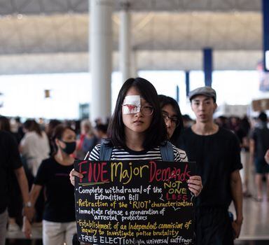 Muitos ativistas argumentam que o objetivo dos protestos no aeroporto é fazer com que os turistas tenham conhecimento da situação do território