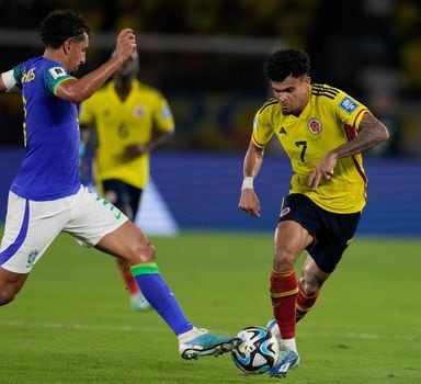 Colombia's Luis Diaz, right, is challenged by Brazil's Marquinhos during a qualifying soccer match for the FIFA World Cup 2026 at Roberto Melendez stadium in Barranquilla, Colombia, Thursday, Nov. 16, 2023. (AP Photo/Ricardo Mazalan)