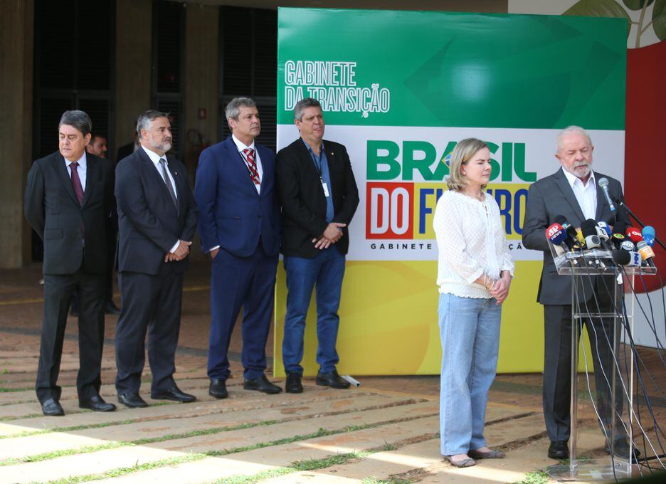 Paulo Pimenta, segundo da esquerda para a direita, será responsável pela Secom. Foto Wilton Junior/ ESTADÃO