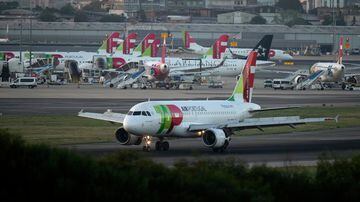 A TAP Air Portugal Airbus A310 lands in Lisbon at sunrise, Thursday, Sept. 28, 2023. Portugal's government is expected to announce Thursday that it is having another stab at privatizing flag carrier TAP Air Portugal. (AP Photo/Armando Franca). Foto: Armando Franca/AP