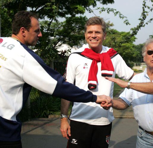 Em foto de 2005, ano de glórias tricolores, Juca Chaves cumprimenta o então goleiro do São Paulo, Rogério Ceni e o então técnico, Paulo Autuori.
