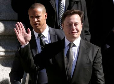 Elon Musk deixa o tribunal federal de Manhattan após uma audiência sobre seu acordo de fraude com a Securities and Exchange Commission (SEC), em 4 de abril de 2019. Foto: Shannon Stapleton/Reuters