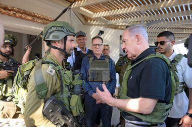 Netanyahu conversa com soldado em kibbutz de Be'eri e Kfar Aza, no sábado: promessa de esmagar grupo terrorista Hamas 