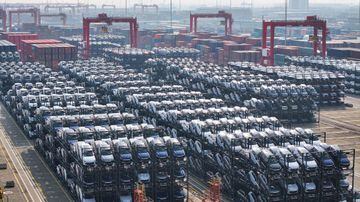 Carros elétricos da BYD esperando para serem levados a um contêiner no porto de Taicang, em Suzhou, na China