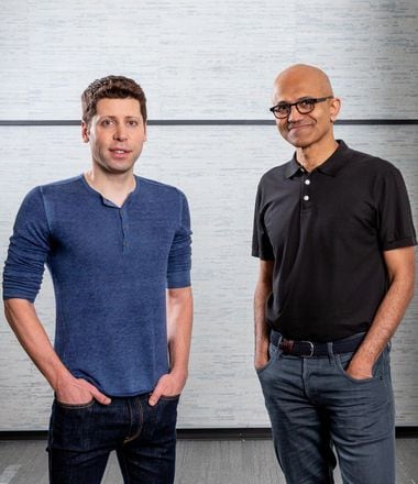Microsoft de Satya Nadella (D) investiu US$ 13 bilhões na OpenAI de Sam Altman