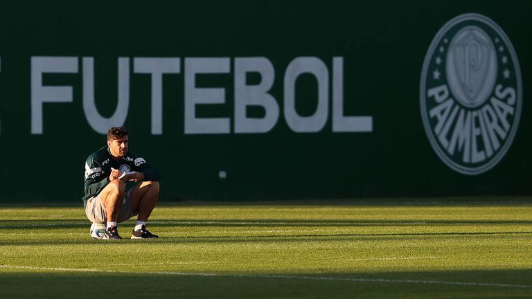 Abel Ferreira, do Palmeiras, observa o treinamento dos seus jogadores. 