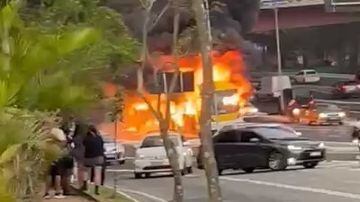 Ônibus do The Town pega fogo a caminho do festival. Foto: Reprodução Twitter / Laís Lima