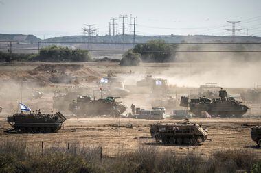 Tanques israelenses e veículos blindados montados perto da Faixa de Gaza, no sul de Israel, no sábado, 21 de outubro de 2023. 