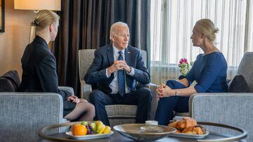 Joe Biden com a viúva Yulia Navalnaya (direita) e a filha Dasha Navalnaya (esquerda) em São Francisco, na Califórnia. Presidente americano expressou condolências às familiares, de acordo com a Casa Branca.