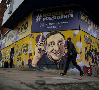 A wall with the image of Colombian centre-right presidential candidate Rodolfo Hernandez of Anti-Corruption Rulers' League Party is pictured days before the first round of elections in Bogota, Colombia May 27, 2022. REUTERS/Luisa Gonzalez