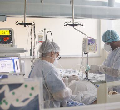 Paciente de covid-19 recebe atendimento no Hospital Emílio Ribas.