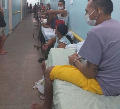 Pacientes no Hospital Geral de Roraima, muitos estãointernados no corredor.