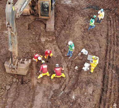 Corpo de Bombeiros de Minas Gerais encontra ossada de vítima do rompimento da barragem em Brumadinho, MG