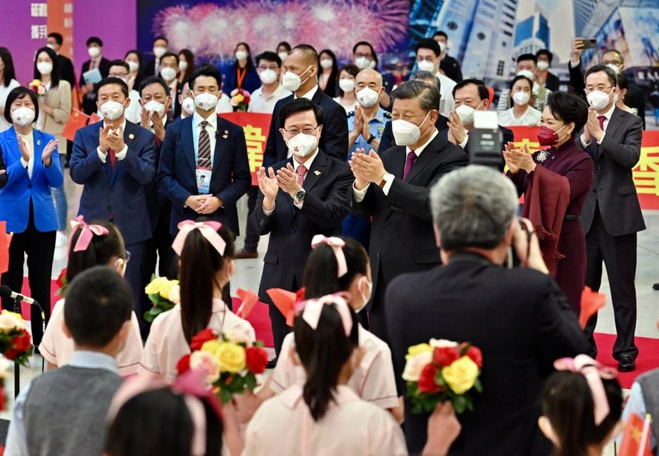 O presidente da China, Xi Jinping, e sua esposa, Peng Liyuan, aplaudem o novo chefe do Executivo de Hong Kong, John Lee.