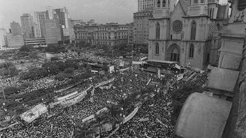 Vista aérea da Praça da Sé tomada por milhares de pessoas durante o Comício das  Diretas Já. São Paulo, SP. 24/01/1984. Foto: Rolando de Freitas/Estadão 